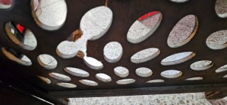 Biombo de madera oscura con diseño calado