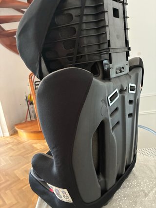 Silla de coche gris y negra