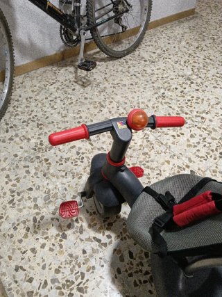 Triciclo para bebé con manillar