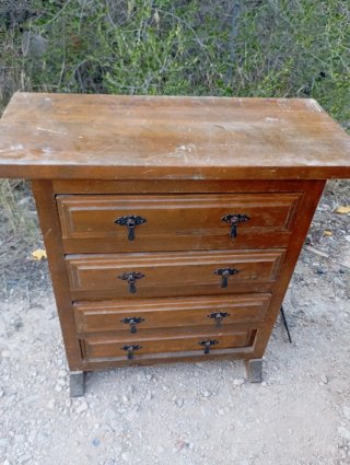 Armario antigua de madera con 4 cajones