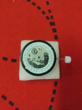 Maquinaria de reloj plateada
