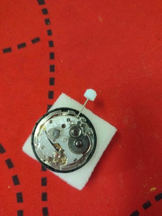 Maquinaria de reloj plateada