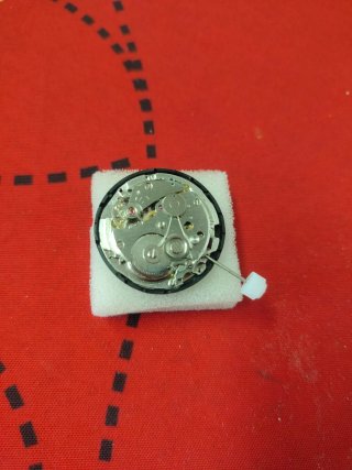 Maquinaria de reloj plateada