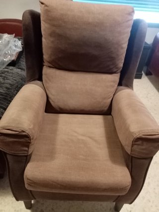 Sillón de tela y madera color beige