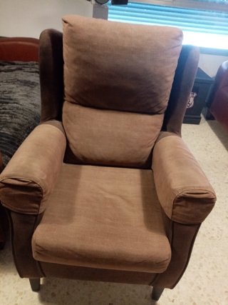 Sillón de tela y madera color beige