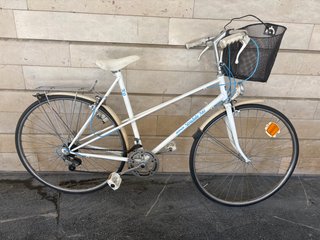 Bicicleta de ciudad blanca