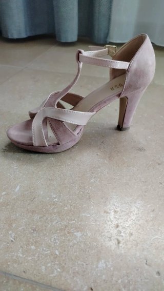 Zapatos de tacón HUSH color salmón.