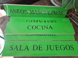 CARTELES. ROTULOS DE CHAPA POR UNIDAD