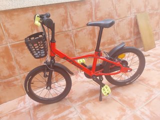 Bicicleta infantil roja casi nueva