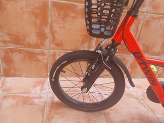 Bicicleta infantil roja casi nueva