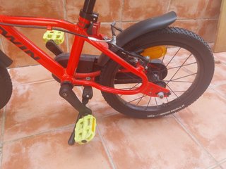 Bicicleta infantil roja casi nueva