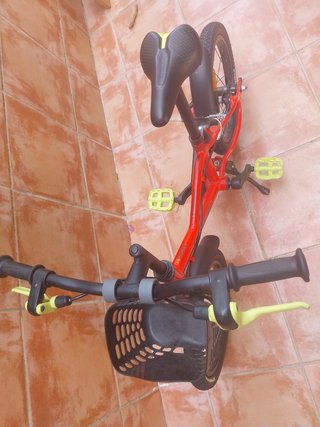 Bicicleta infantil roja casi nueva