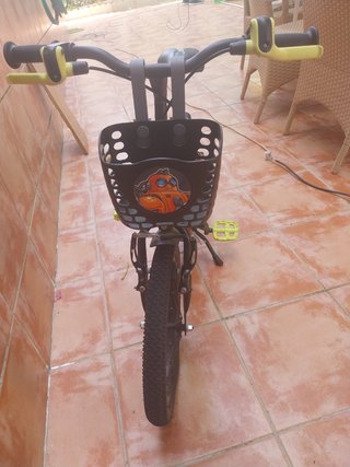 Bicicleta infantil roja casi nueva
