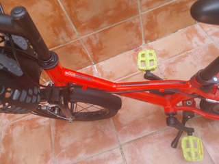 Bicicleta infantil roja casi nueva