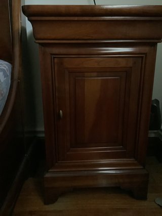 Cama 1.50 y 2 mesitas cerezo
