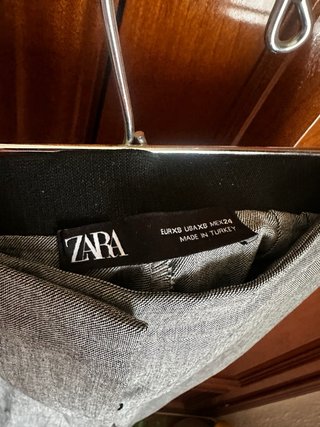 Pantalón de vestir gris con raya lateral