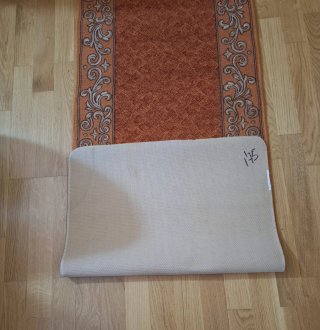 Alfombra naranja con diseño floral