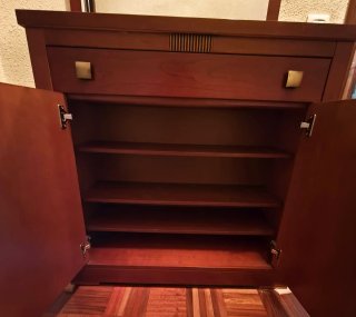 Mueble aparador de madera marrón oscuro.