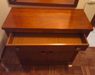 Mueble aparador de madera marrón oscuro.