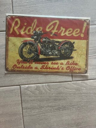 Placa Metálica Legends Never Die