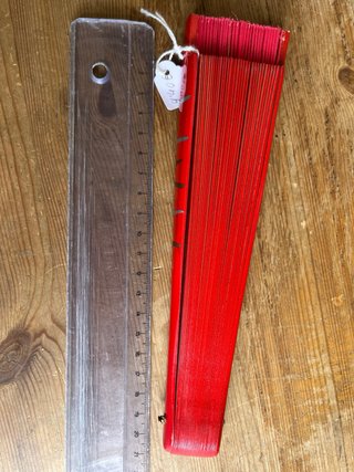 Abanico rojo con detalles plateados