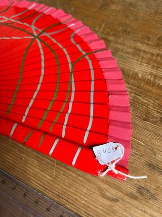 Abanico rojo con detalles plateados