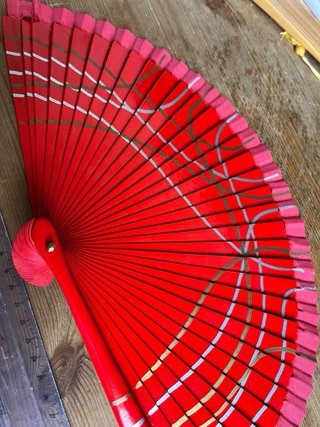 Abanico rojo con detalles plateados