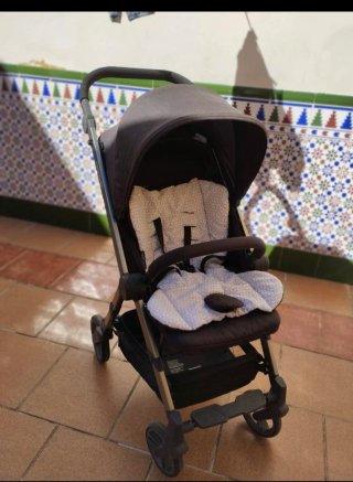 Carrito de bebé con funda y saco