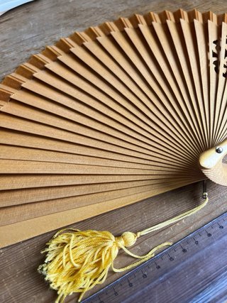 Abanico de madera dorado con borla