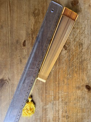 Abanico de madera dorado con borla