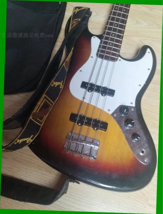 Bajo eléctrico Fender con correa
