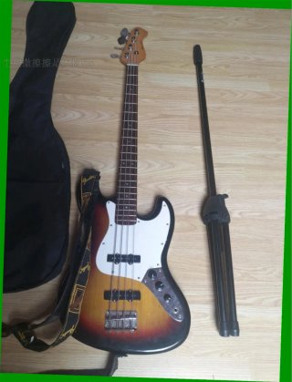 Bajo eléctrico Fender con correa