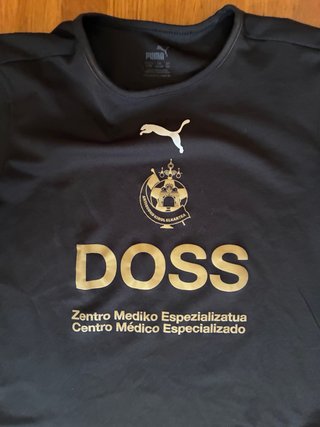 Camiseta Puma Negra con Logo Dorado