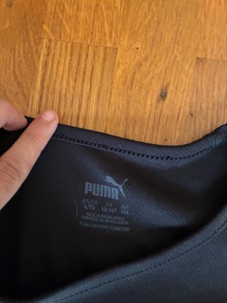 Camiseta Puma Negra con Logo Dorado