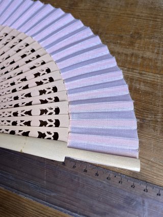Abanico beige y rosa con diseño calado