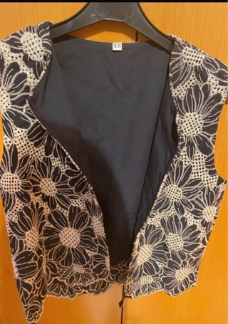 Chaleco azul marino bordado con flores blancas