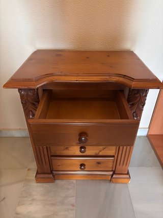 Mesita de noche de madera