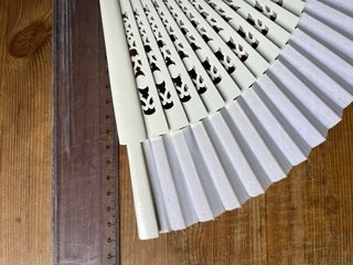 Abanico beige y blanco con diseño calado