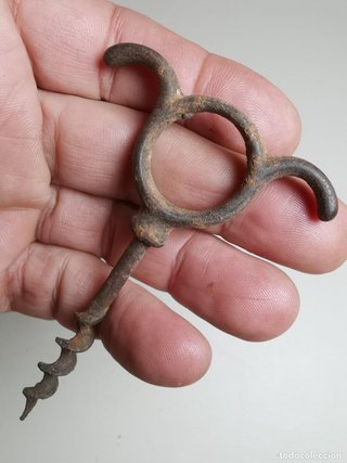 Antico cavatappi in ferro battuto