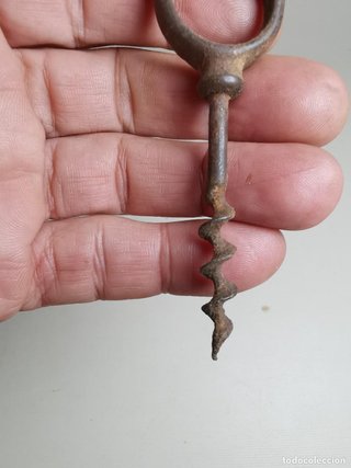 Antico cavatappi in ferro battuto