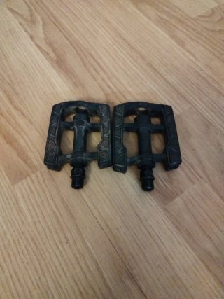 Funda sillín, pedales y 2 antipinchazos Btwin