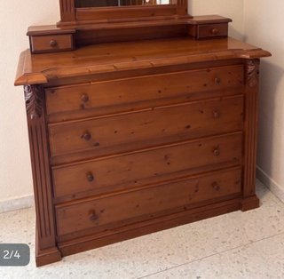 Cómoda de madera con espejo