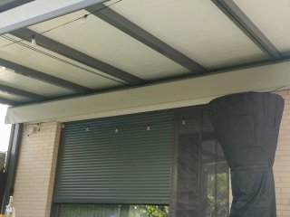 Toldo retráctil gris para pérgola