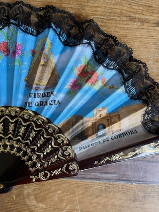 Abanico de tela con encaje negro