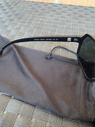 Gafas de sol Prada negras y rojas