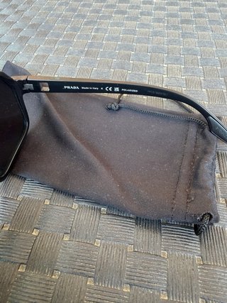 Gafas de sol Prada negras y rojas
