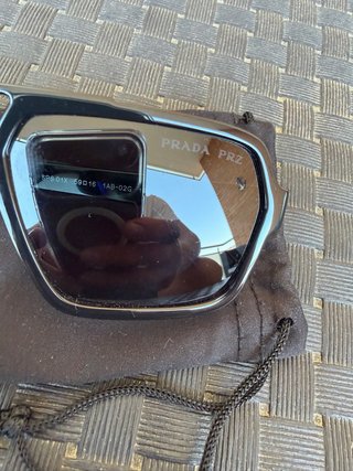 Gafas de sol Prada negras y rojas