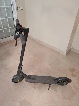 Patinete Eléctrico Xiaomi Ruedas Macizas + Casco