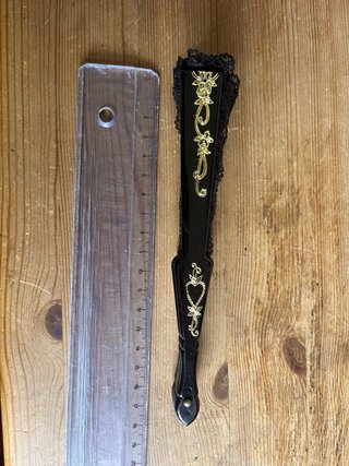 Abanico de encaje negro y dorado