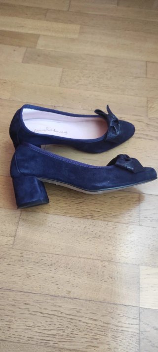 Zapatos de salón azul con lazo